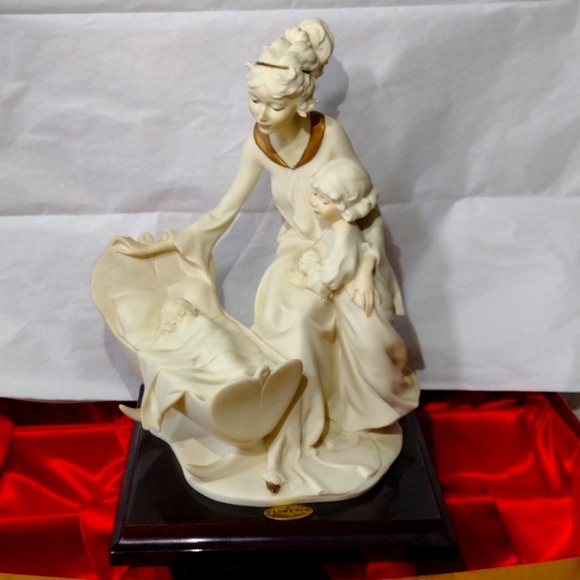 Capodimonte Rock A Bye Statue by Giuseppe Armani Mother and Children - Picture 1 of 15